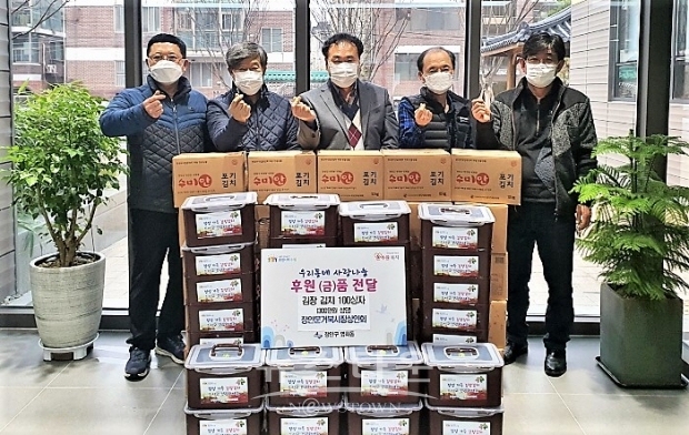 장안문 거북시장상인회 관계자들이 지난 18일 김치 100상자를 영화동에 전달하고 있다.