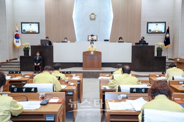 제78회 당진시의회 제1차 본회의에서 시정연설을 하고 있는 김홍장 당진시장