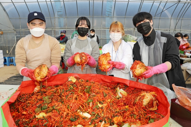 삼육대 재학생들이 김장나눔 행사에 참여하고 있다