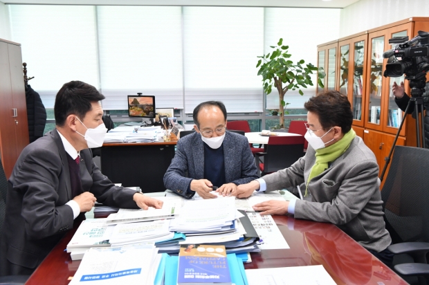 이강덕(왼쪽) 포항시장, 이철우(오른쪽) 경상북도지사가 추경호(가운데) 예산결산특별위원회 간사를 만나 내년도 국비사업의 필요성을 설명하고 있다.