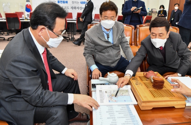 이강덕(오른쪽) 포항시장, 이철우(가운데) 경상북도지사가 주호영 원내대표를 만나 내년도 국비사업의 당위성을 설명하고 있다.