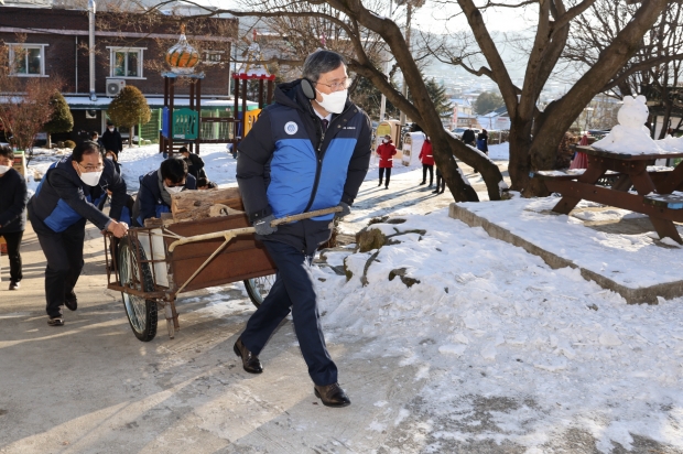 기부행사에 앞서 한수원 정재훈 사장을 비롯한 직원들은 홍천 지역 아동복지시설을 방문해 난방용 땔감을 운반하고 정리하는 등 봉사활동을 시행하였다.