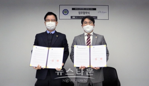 대한유소년야구연맹 이상근 회장(사진 좌측)과 법무법인 오킴스 오성헌 대표변호사(사진우측)