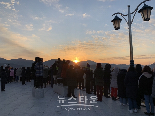 하동공원에서 해맞이 하는 모습