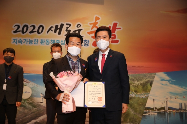 허성욱(왼쪽) 전통시장팀장과 이강덕 포항시장이 기념사진을 촬영하고 있다.