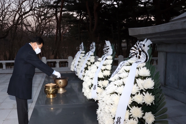 주낙영 경주시장이 4일 오전 황성공원 충혼탑 참배를 시작으로 신축년(辛丑年) 첫 공식일정을 시작하고 있다.