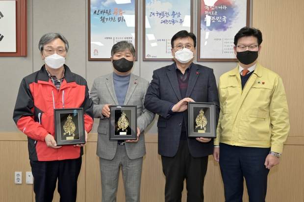 사진 왼쪽부터 성우종 충남사회복지공동모금회장, 유재훈 ㈜덕운 대표, 김지찬 ㈜태산종합건설 대표, 김정섭 시장