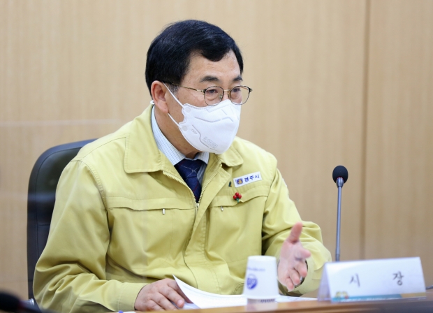주낙영 경주시장이 13일 오후 시청 영상회의실에서 김호진 부시장 및 국·소·본부장이 참석한 가운데, ‘2021년 주요업무계획 보고회’를 주재하고 있다.