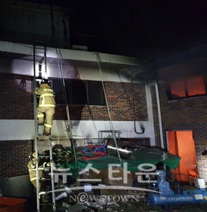 복식사디리로 불이난 건물 옥상으로 진입하는 소방관
