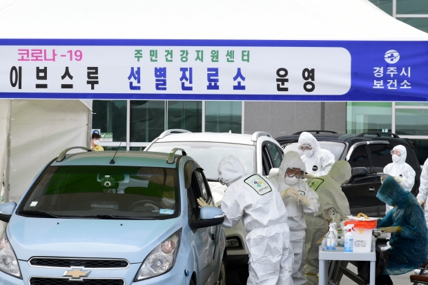경주시가 정부의 코로나19 백신 예방접종 계획에 따라 신속하고 완벽하게 진행하기 위해 ‘코로나19 예방접종 추진단’을 구성한 가운데, 경주시가 경북 23개 시·군 중 최초로 운영한 드라이브스루 선별진료소 모습.