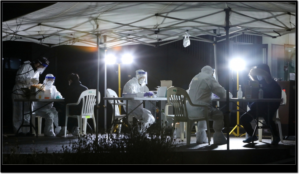 1월 26일 저녁 7시부터 9시까지 서화면 보건지소 앞에 설치된 선별진료소에서 서화면 주민들의 검체 채취 모습.