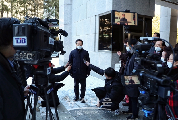 김홍장 당진시장은 “지방자치법 개정취지를 이해하지만, 공유수면상태에서 존재하던 관할 행정구역이 매립이 되는 순간 사라진다는 것은 상식적으로 이해가 되지 않는 판결”이라며, “이러한 판결이라면 언제라도 바다를 빼앗길 수 있는데, 어느 자치단체에서 국가의 매립사업에 협조를 하겠는가”라며 대법원 판결에 유감을 표했다.