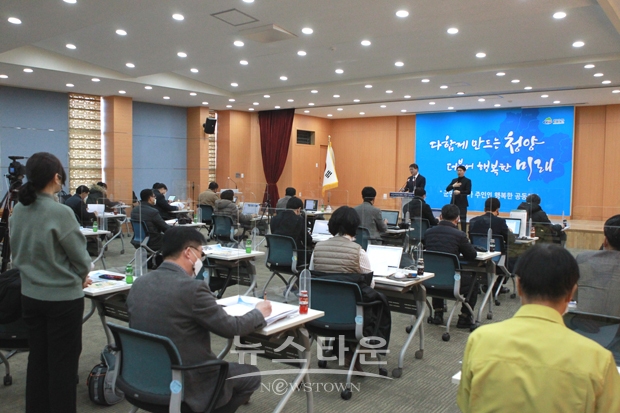 김돈곤 청양군수가 2월 4일 오전 10시 군청 대회의실에서 2월 언론브리핑에 앞서 명절 기간 민생안정과 지역경제 활성화 대책을 발표하고 집합금지 업소와 영업제한 업소에 대한 재난지원금을 명절 전 지급하기 위해 신속집행추진반을 구성했다고 밝혔다.