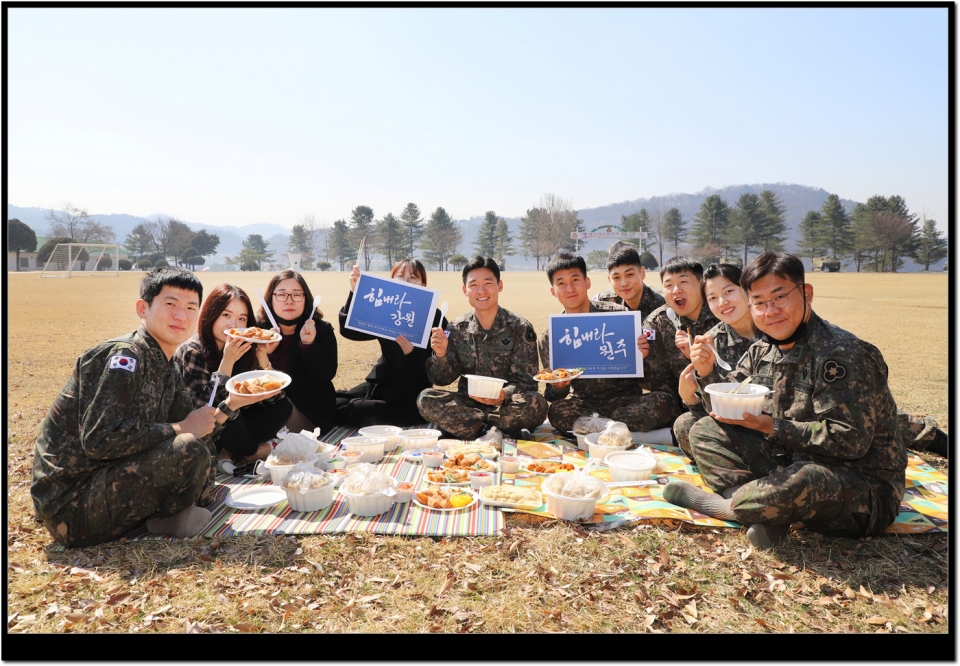 지난해 3월, 36사단 간부들이 한 달에 2번 지역상권을 돕기 위해 식당에서 주문한 음식을 부대로 가져와 식사하는 통통데이(通通-day)를 실시하며, ‘힘내라 강원, 원주’를 외치고 있다