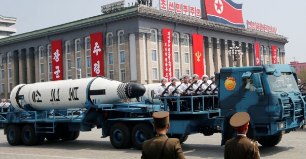 이미 고립 된 동북아시아 국가 북한은 2020년에 이웃 중국에서 코로나 바이러스의 확산을 막기 위해 엄격한 국경 봉쇄를 취했다. 이로 인한 무역 부진은 이미 국제 제재의 부담에 가중되어 북한 경제는 더욱 더 손상되고 있다. (사진 : 유튜브)