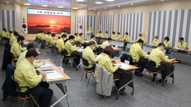 경주시가 지난 8일 시청 대회의실에서 주낙영 시장 주재로 새해 첫 읍·면·동장 회의를 열고 읍·면·동 주요 현안 사업에 대해 논의하고 있다.