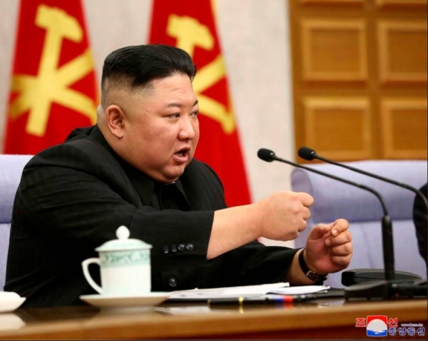 김정은 총비서는 “내각에서 작성한 올해 인민 경제계획이 그전보다 별로 달라진 것이 없다”면서 “내각이 주도적인 역할을 하지 않았으며, 성(부처)에서 기안한 숫자를 기계적으로 종합하다 보니, 어떤 계획은 현실 가능성도 없이 높여놓고, 어떤 부문에서는 반드시 해야 할 것도 계획을 낮추는 폐단이 나타났다”고 지적했다.