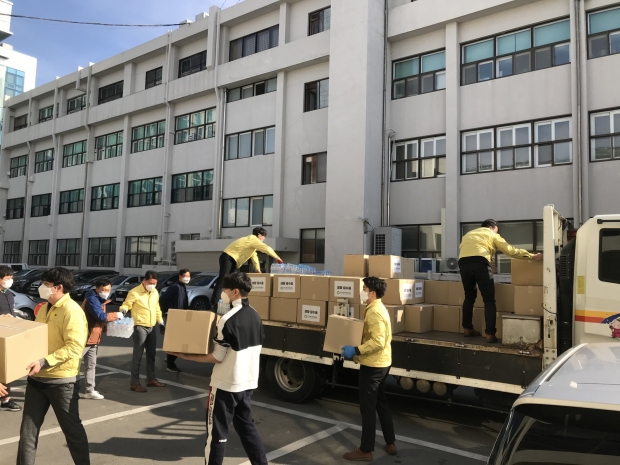 경주시에서 코로나19 자가격리자에게 지원할 생필품을 차량에서 내리고 있다