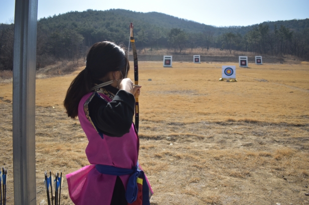 경주시 SNS알리미들이 화랑마을에서 국궁체험을 하는 모습