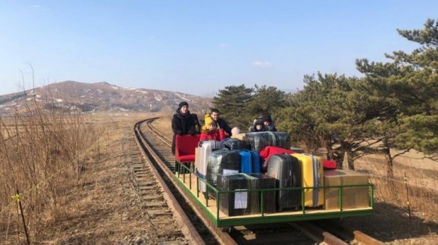 대사관 직원과 가족 등 8명은 기차와 버스를 타고 함경북도 나선시까지 간 뒤 레일 바이크 형태의 수레 열차를 타고 1km 거리 철로를 건넜다. 러시아 외무부 페이스북.