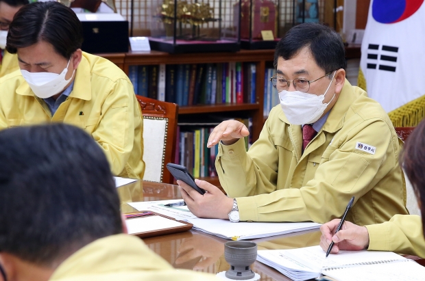 2일 경주시청 대외협력실에서 주낙영 시장 주재로 국·소·본부장 회의를 열고 주요 시정 현황을 점검하고 있다.