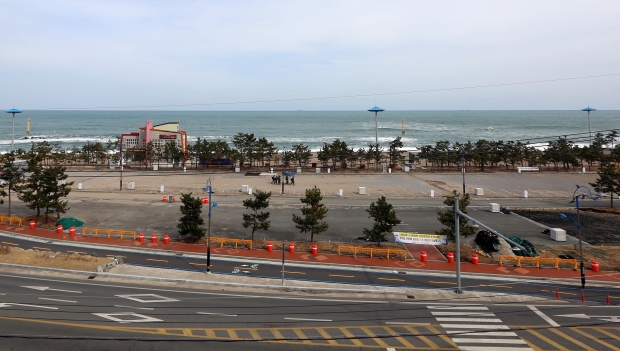 경주시가 감포읍 나정해변 공영주차장 일원에 사업비 18억 4000만원을 들여 오는 11월 말 준공을 목표로 오토캠핑장을 조성하고 있다.
