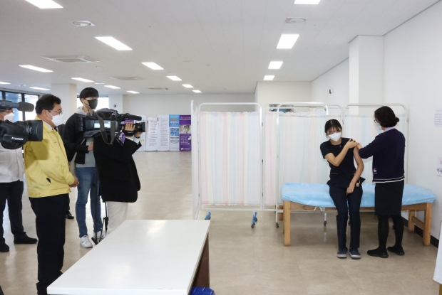 주낙영 경주시장이 큰마디큰병원을 직접 찾아 백신 접종을 하고 있는 의료진과 종사자들을 격려하고 있다