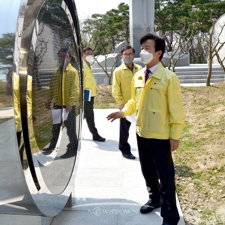 2020년 4월 조규일 시장이 진주시 참전기념탑 현장 확인을 하고 있다.