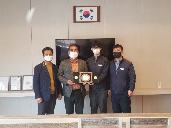 이종훈 주임이 자매결연 활동 우수직원 표창패를 수여받고 함께 기념촬영을 하는 모습