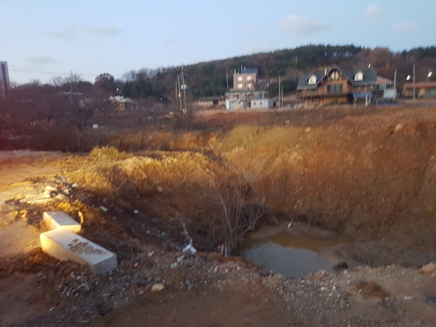 앞서 적발 당시의 사진 뒤편의 주택이 잘 보이고 있다.