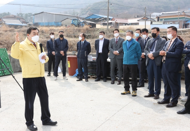 주낙영 경주시장이 9일 선도동 문화중고-야척 간 도시계획도로 사업과 황남동 생활문화센터 현장을 찾아 직접 점검하고 있다.