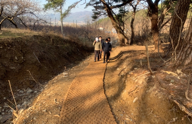 건천읍 방내리에 야자매트 등 정비된 둘레길을 이상원 건천읍장을 비롯한 직원들이 걷고 있다