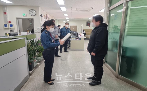 3월 10일 천안서북경찰서 김의옥 서장이 지난 2월 25일 천안시 서북구 불당유치원 앞에서 주차된 차량을 충격한 뒤 그대로 도주하는 차량을 목격하고, 도주차량을 쫓아가 경찰에 신고한 시민 C씨에게 경찰서장 표창장과 신고보상금을 수여했다.