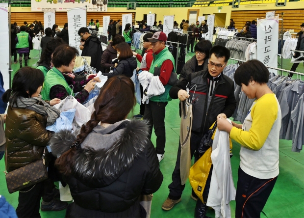 경주시와 경주시 새마을회가 매년 초 경주 실내체육관에서 개최하고 있는 ‘사랑의 교복나누기 행사’ 모습. 이 행사는 학부모들의 경제적 부담을 덜어주기 위해 2013년부터 매년 열리고 있다.