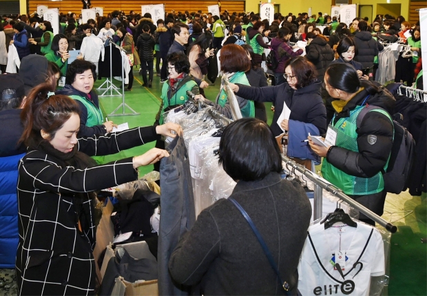 경주시와 경주시 새마을회가 매년 초 경주 실내체육관에서 개최하고 있는 ‘사랑의 교복나누기 행사’ 모습. 이 행사는 학부모들의 경제적 부담을 덜어주기 위해 2013년부터 매년 열리고 있다.
