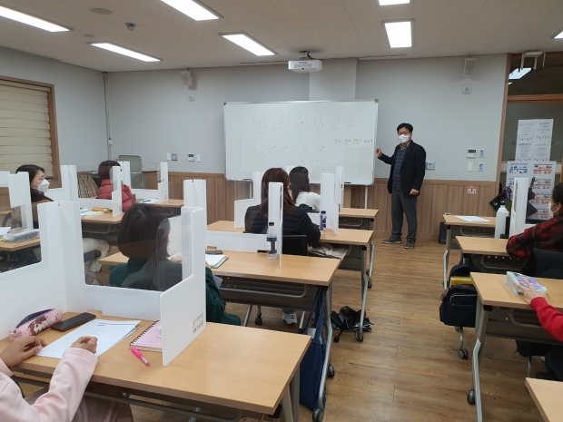 경주시건강가정․다문화가족지원센터에서 지난 12일 결혼이민여성들을 대상으로 범죄예방교육을 실시하고 있다.