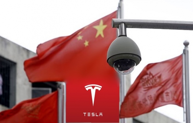 대부분의 테슬라 차량 모델들은 운전자가 도보를 보고 있는지, 무릎 아래를 내려다보고 있는지, 선글라스를 끼고 있는지, 아니면 완전히 다른 것을 보고 있는지 등을 감지하는 데 사용할 수 있는 내부 카메라를 백미러 위에 장착하고 있다.