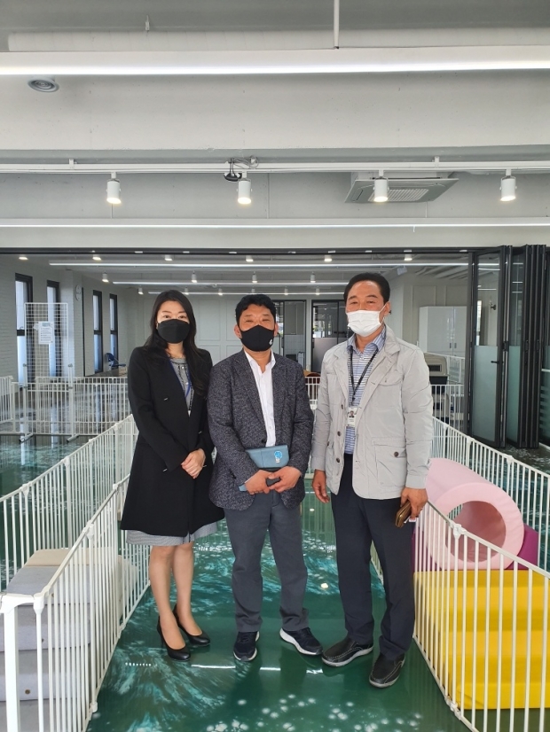 왼쪽부터 성혜진 동래구육아종합지원센터장, 김성욱 동래구청총무과구민협력계장, 최동락 학과장