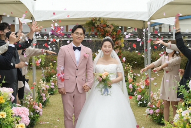 신랑 최원성(28)씨, 신부 장지향(31)씨...나만의 아름다운 결혼식 진행