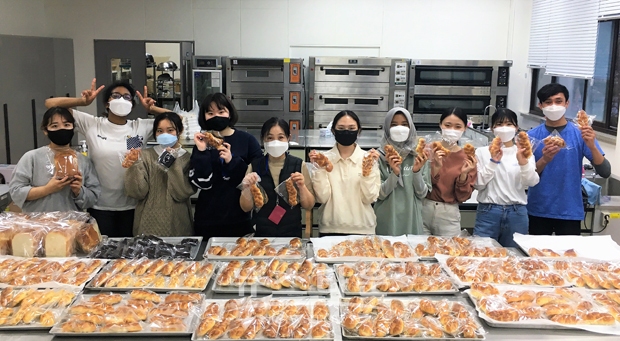 선문대학교 식품과학과 동아리 ‘빵 터지는 행복 소리’에서 활동하는 20여 명의 유학생들이 매주 토요일 4~500개의 빵을 만들어 생활이 어려운 유학생들은 물론 지역사회에도 전달하고 있다.