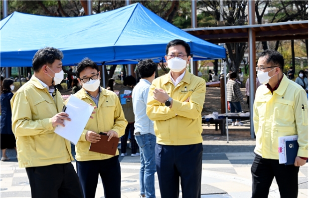 박남춘 인천광역시장이 지난 6일 연수구 동춘근린공원에 마련된 임시선별검사소를 방문해 현장을 점검하고 있다.
