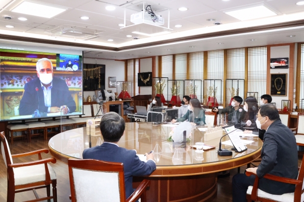 주낙영 경주시장과 ‘고드라톨라 노루지’ 이란 이스파한 시장이 ‘해외 자매우호도시 온라인 시장 회의’를 갖고 있다.