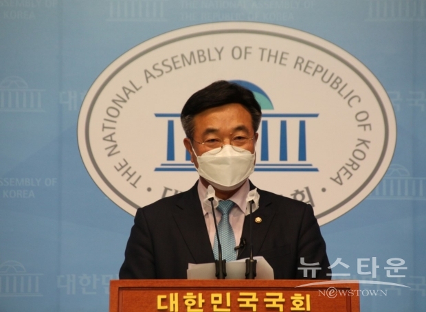 윤 의원은 1차 투표에서 169표 가운데 과반 이상인 104표를 획득, 결선투표 거치지 않고 곧바로 원내대표에 뽑혔다. 박완주 의원은 65표를 얻는데 그쳤다. (사진 : 윤호중 의원 페이스북)