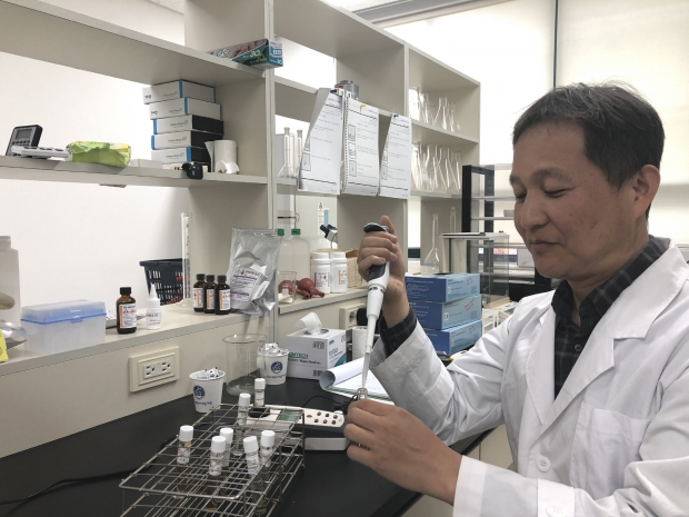 경주시 맑은물사업본부 에코-물센터 양문오 안강물재생팀장이 연구실에서 연구에 몰두하고 있다