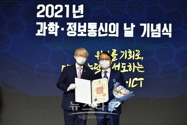 순천향대학교 이병택 재생의학교실 교수가 54회 과학의 날과 66회 정보통신의 날을 맞아 서울 동대문구 동대문디자인플라자에서 열린 ‘2021년 과학 및 정보통신의 날 기념식’에서 과학기술포장을 수여받았다. 사진) 좌측부터 최기영 과학기술정보통신부 장관, 이병택 순천향대 재생의학교실 교수
