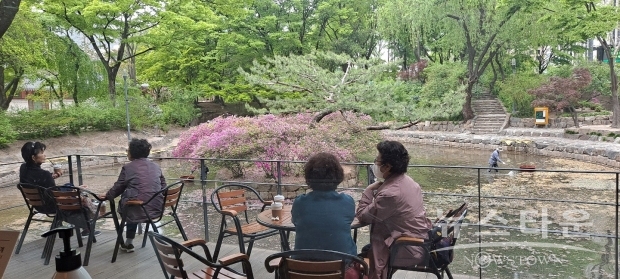 작은 매력을 발견하고, 소중히 여기며, 천천히 즐기는 것. 코로나19가 새로운 관광을 이끌어 내는 듯하다. 시간에 쫒기며 콧등에 땀을 흘리는 주마간산(走馬看山)식 여행을 다니던 코로나 이전의 사람들의 삶의 방식도 재검토하라는 명령인 듯하다. 사진은 서울 덕수궁 경내 (사진 : 뉴스타운)