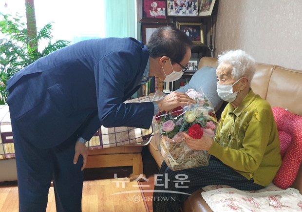 윤찬수 부시장이 지난 5월 3일 온양1동에 거주하는 이이규(여, 102세) 어르신댁을 방문해 장수 축하 인사를 드리고 담소를 나눴다.