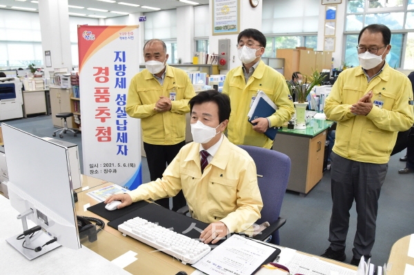 조규일 진주시장이 지방세 성실납세자 경품 추첨을 하고 있다.