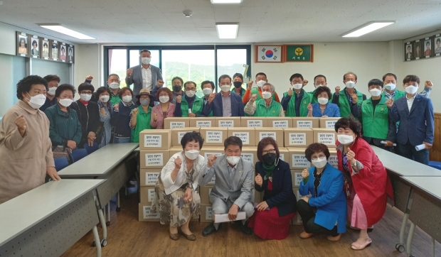 단체 기념촬영을 하는 모습