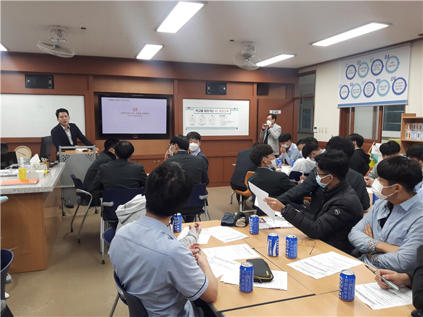 포항 대동고등학교 학생들을 대상으로 ‘찾아가는 4C∙창업교육’을 실시하고 있다